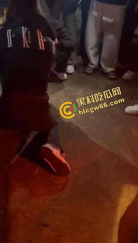 潮汕精神小妹开打了,情敌当街对峙,头发一把把薅,咒骂一句句飙,打到拖鞋都飞出去啦!-7