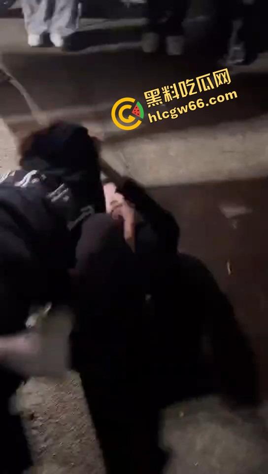 潮汕精神小妹开打了,情敌当街对峙,头发一把把薅,咒骂一句句飙,打到拖鞋都飞出去啦!-8