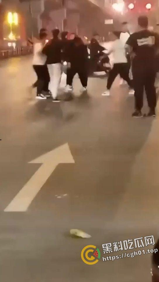 爷们要战斗！精神小伙战斗合集 飞踢 围殴 砍刀 古惑仔又都回来了-1