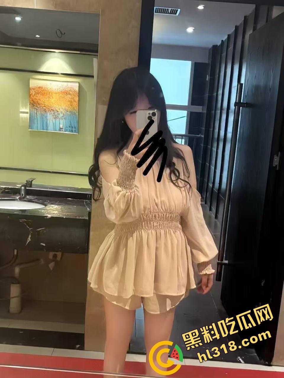 舔狗舔逼舔出大海,妹子正安静看书,下面一只舔狗正忙着库库舔逼,咸骚的味道都快飘出阅览室了!-6