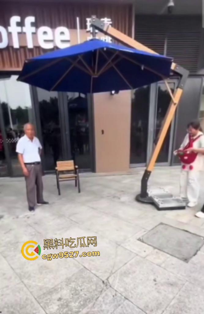 河北麦当劳门口集美发癫，对着大爷拍照，大爷拉了一把说别拍我，然后坐地上撒波打滚，真是泼妇啊！-3