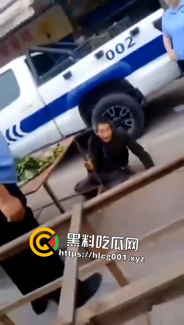 四川省巴中市一群城管将老无所依自食其力的买菜老人打在地上瘫痪不起人家只是想卖菜赚点吃饭钱而已阿-4