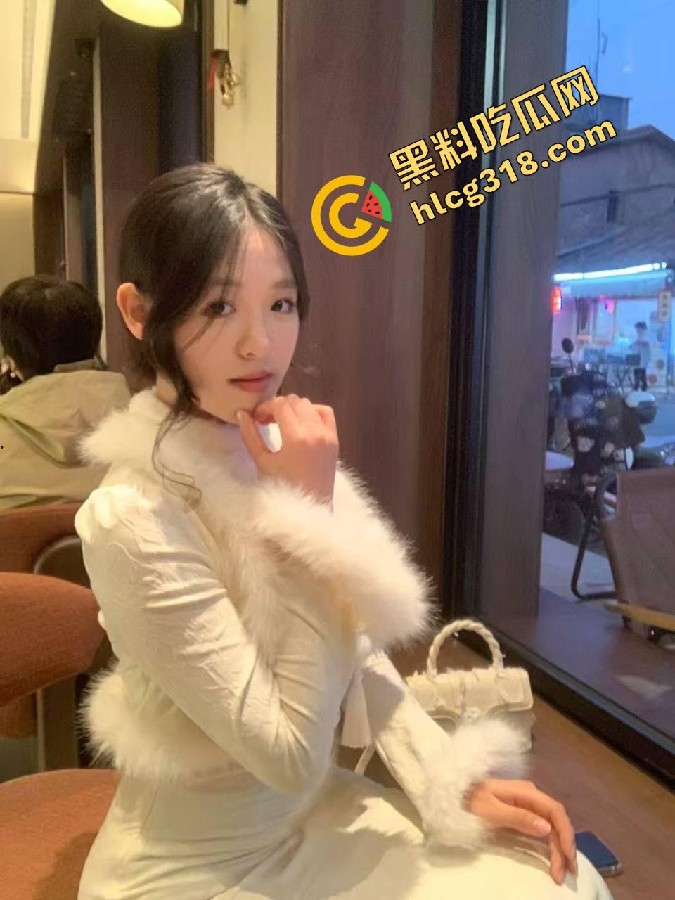 这胖子太懂玩车震了了，让少妇嘴咬内裤、自己舌头钻进去舔白虎逼，把少妇都被舔到腿发抖！-3