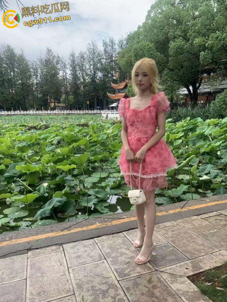 沧州师范学院【吕嘉慧】，刚上大一就被金主爸爸3w包养，jk白丝制服直接给干哭，玩够了直接被曝光炫耀！-4