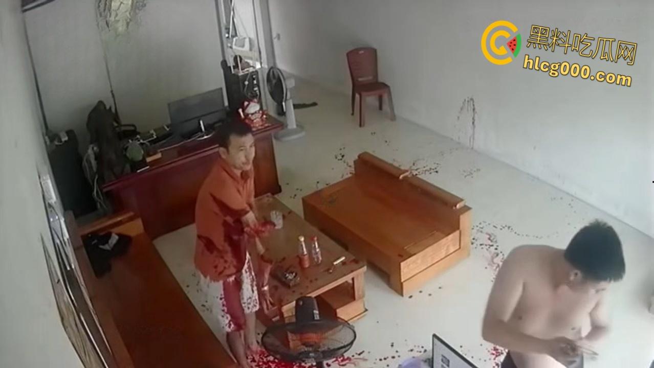 血腥慎入，越南店铺血腥事件，一男子因感情纠纷持，刀砍断另一男子手臂，现场血流成河惨不忍睹 !-5