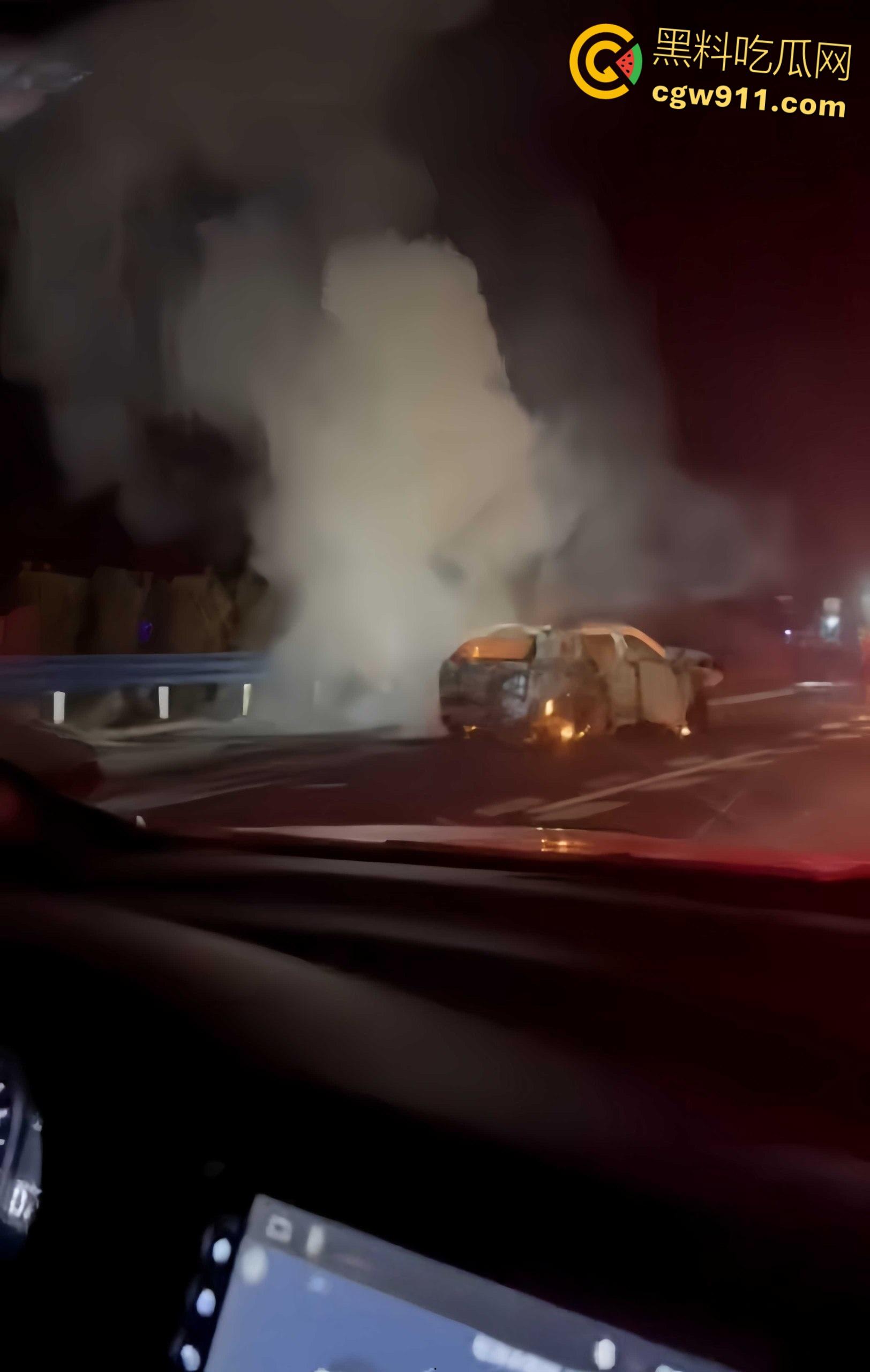 广西玉林深南高速5车追尾，连撞起火2死3伤，现场火光四射浓烟滚滚，节假日事故多发注意车距慢速 ！-2