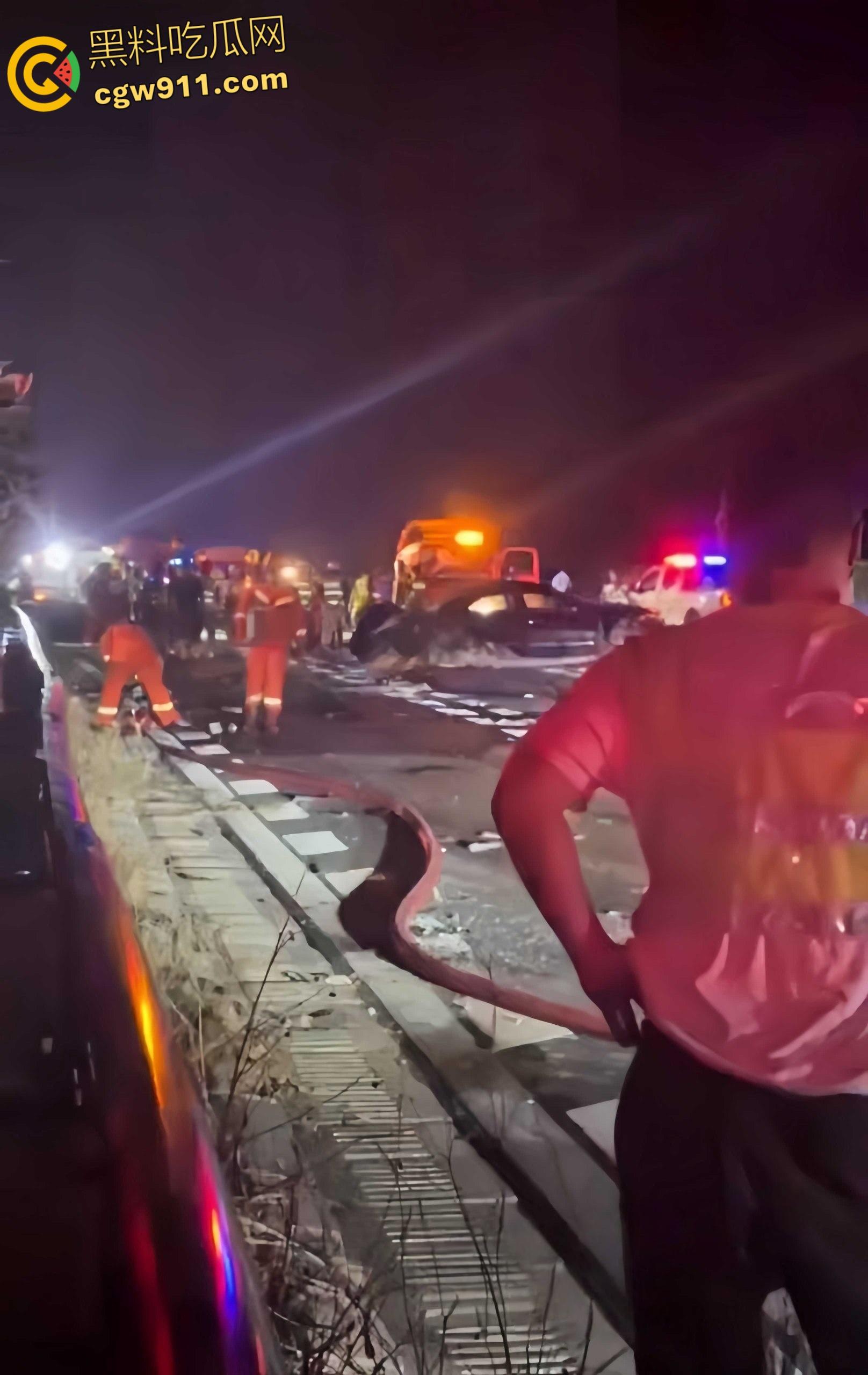 广西玉林深南高速5车追尾，连撞起火2死3伤，现场火光四射浓烟滚滚，节假日事故多发注意车距慢速 ！-4