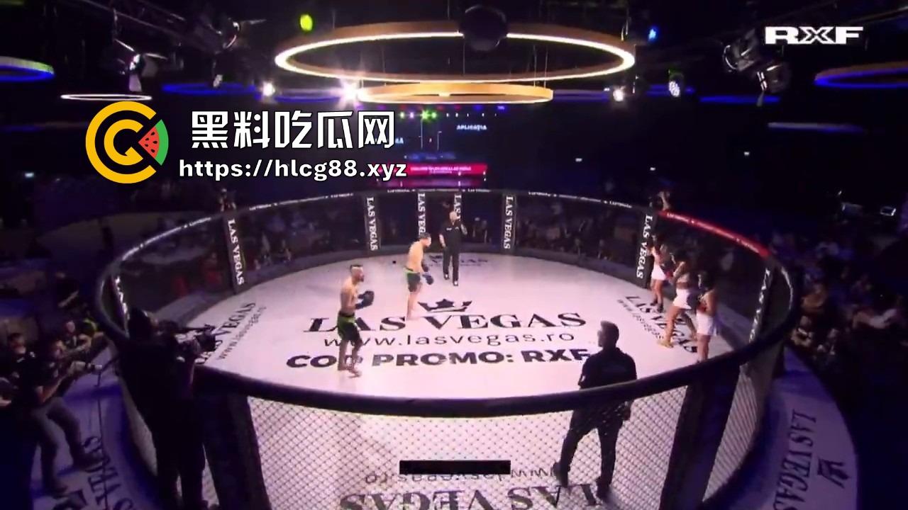 罗马尼亚三成人博主大奶妹进八角楼打拳被拳手狂揍，这要是换到床上2个男的都不够看！-2