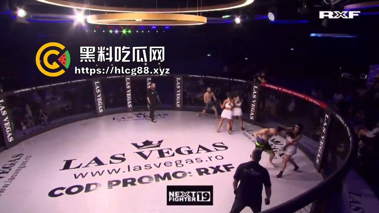 罗马尼亚三成人博主大奶妹进八角楼打拳被拳手狂揍，这要是换到床上2个男的都不够看！-3