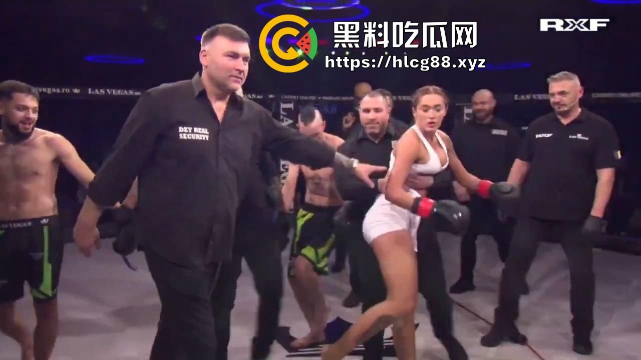 罗马尼亚三成人博主大奶妹进八角楼打拳被拳手狂揍，这要是换到床上2个男的都不够看！-11