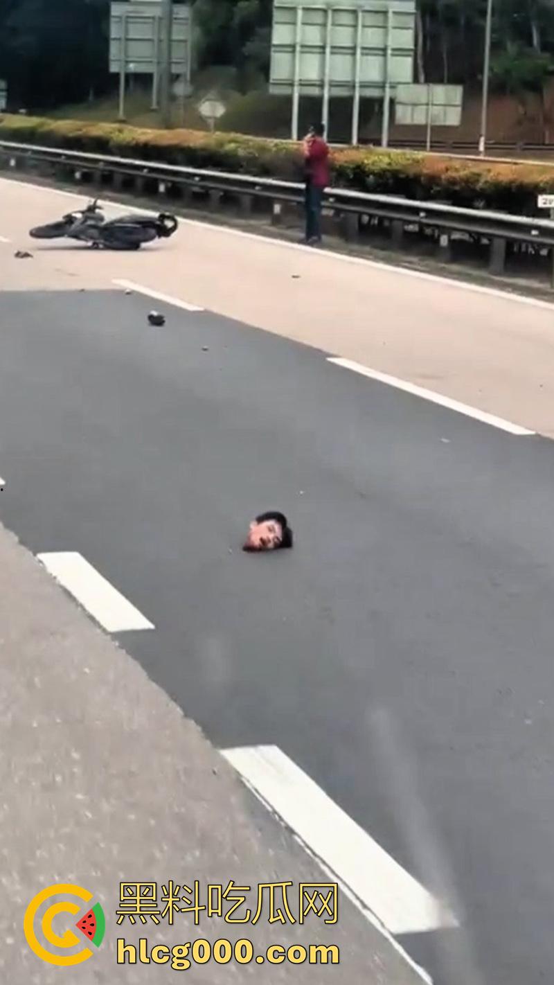马来西亚摩托车手断头事件，为躲避卡车撞上隔离带，导致其当场被割断头颅，现场画面流出！-5