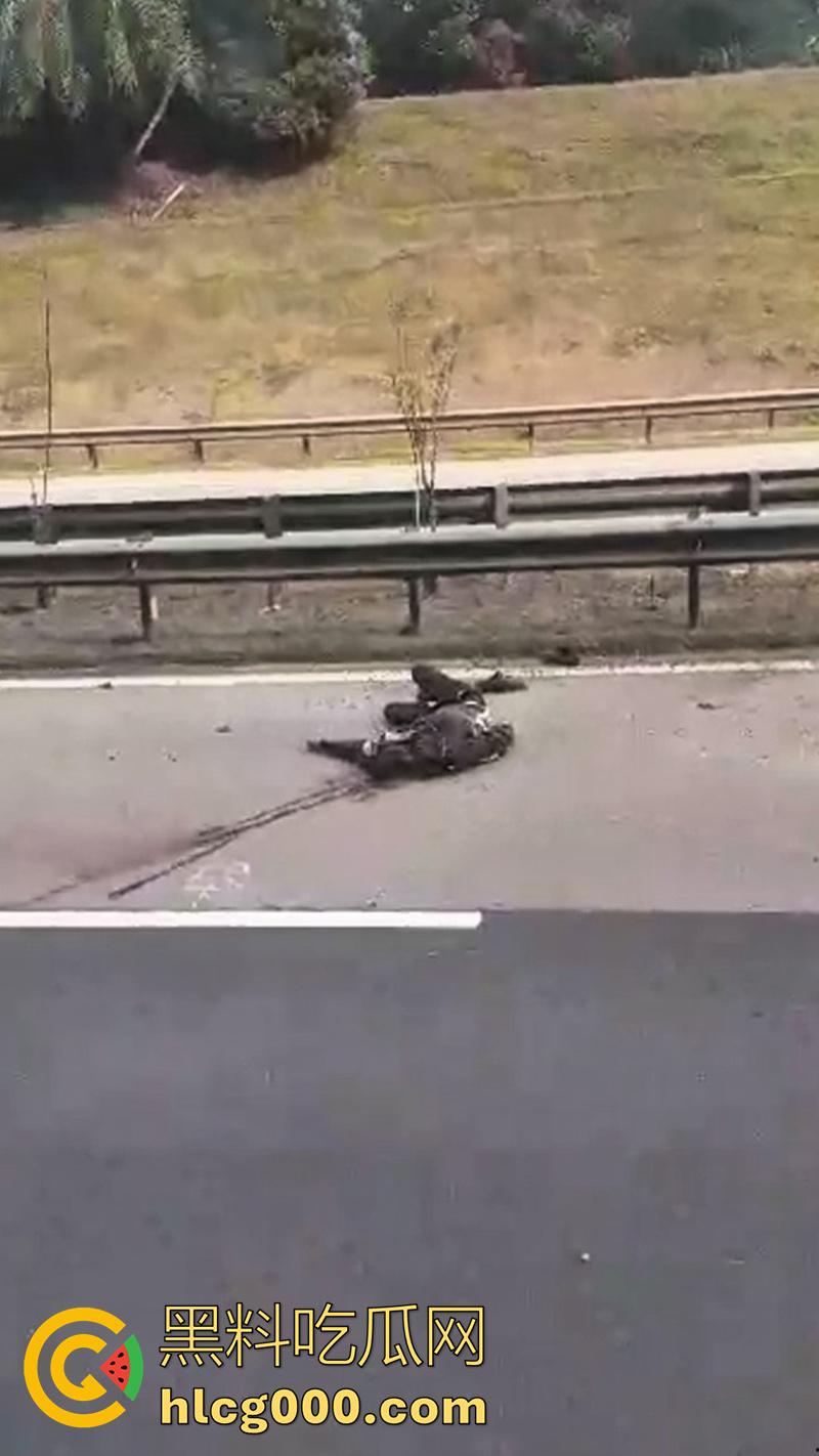 马来西亚摩托车手断头事件，为躲避卡车撞上隔离带，导致其当场被割断头颅，现场画面流出！-6