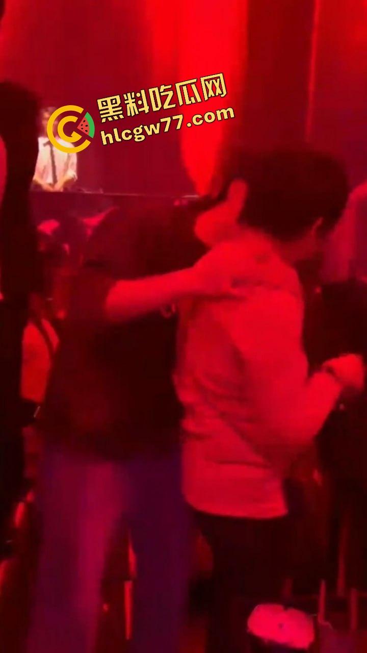 酒吧内富婆嘴对嘴亲大学生帅哥30秒，全场看傻小鲜肉抱紧名牌包，直接亲进人生新剧本！-6