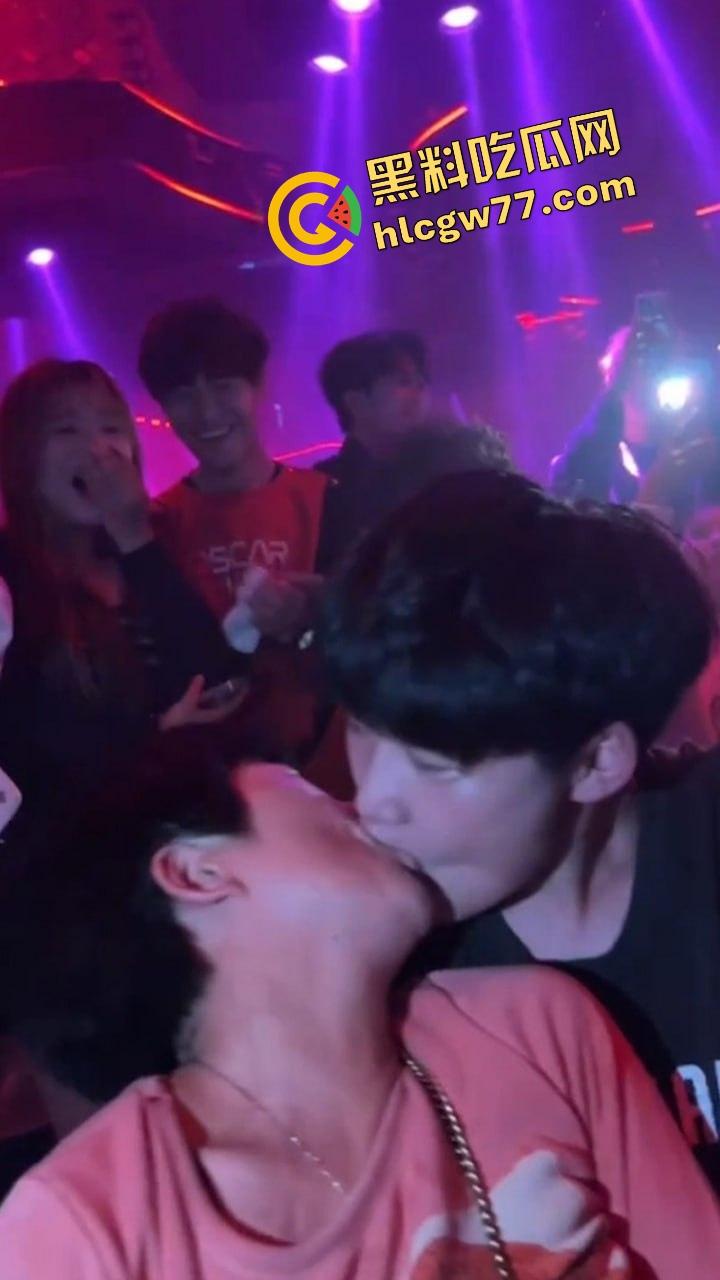 酒吧内富婆嘴对嘴亲大学生帅哥30秒，全场看傻小鲜肉抱紧名牌包，直接亲进人生新剧本！-7