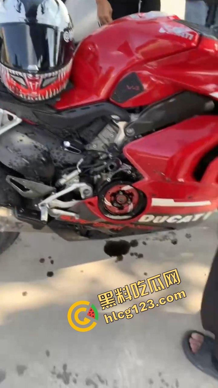 杜卡迪美女骑手林欣幼飙车遭撞飞!口吐鲜血倒地不起,机车女骑再度躺下!-5