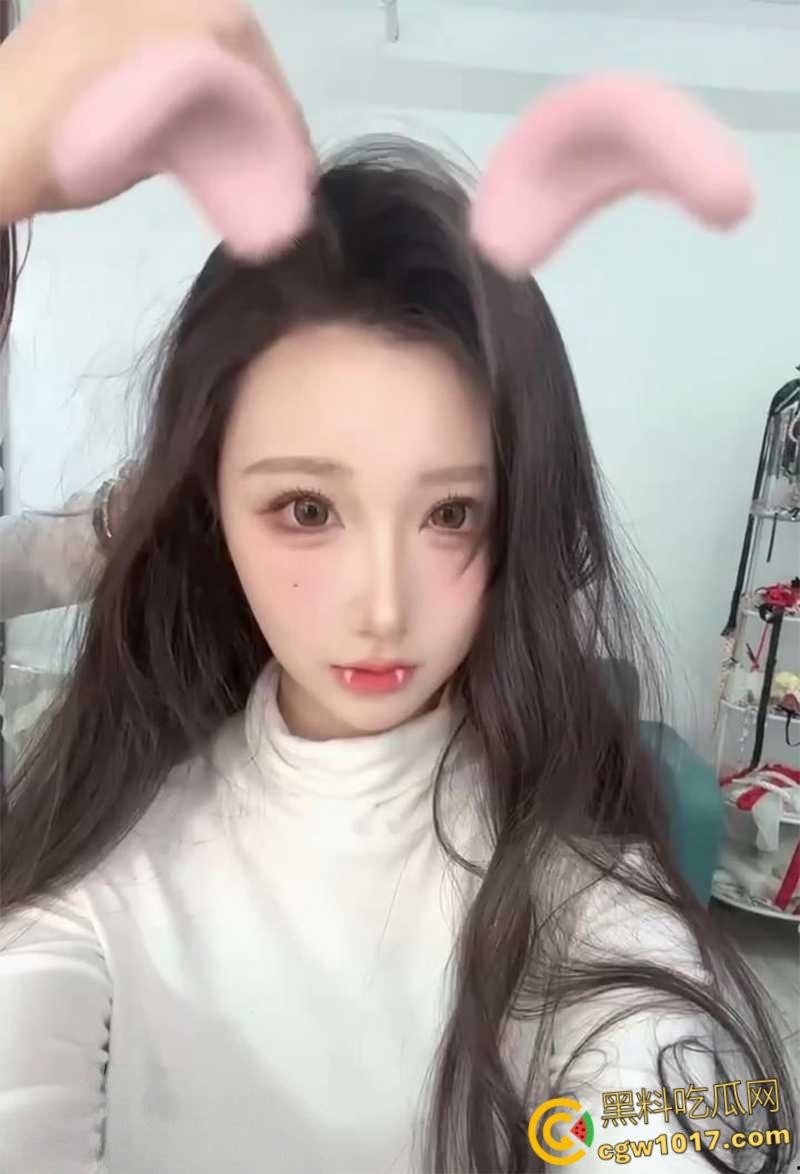 约啪大神【弥川】，又收调教名校川音系花新奴 ，镜前跪地舔屌后入，各种姿势对镜后入，全程露脸淫荡无比！-1