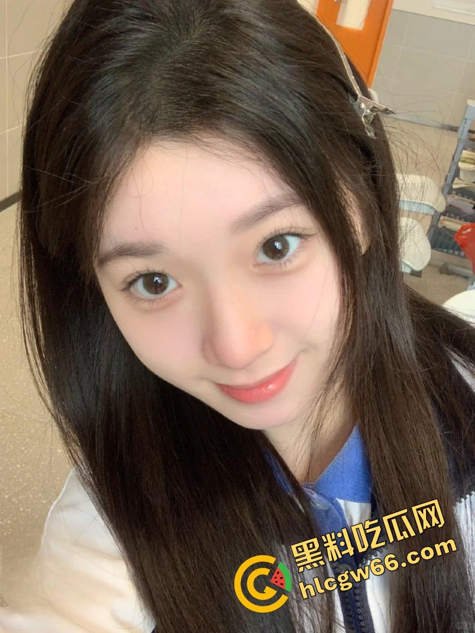 湖南骚学妹【苏润芝】穿着百褶裙给男友舔到发疯！白嫩奶子啪得跳，湿逼吸得啪啪响！-5