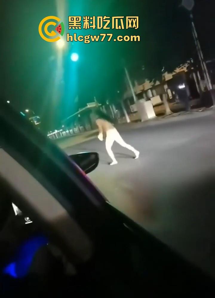 小情侣街上吵架女子一言不合便脱衣服裸奔，裸体躺在马路中间装死，这样爱裸奔的毛病都是谁惯的！-1