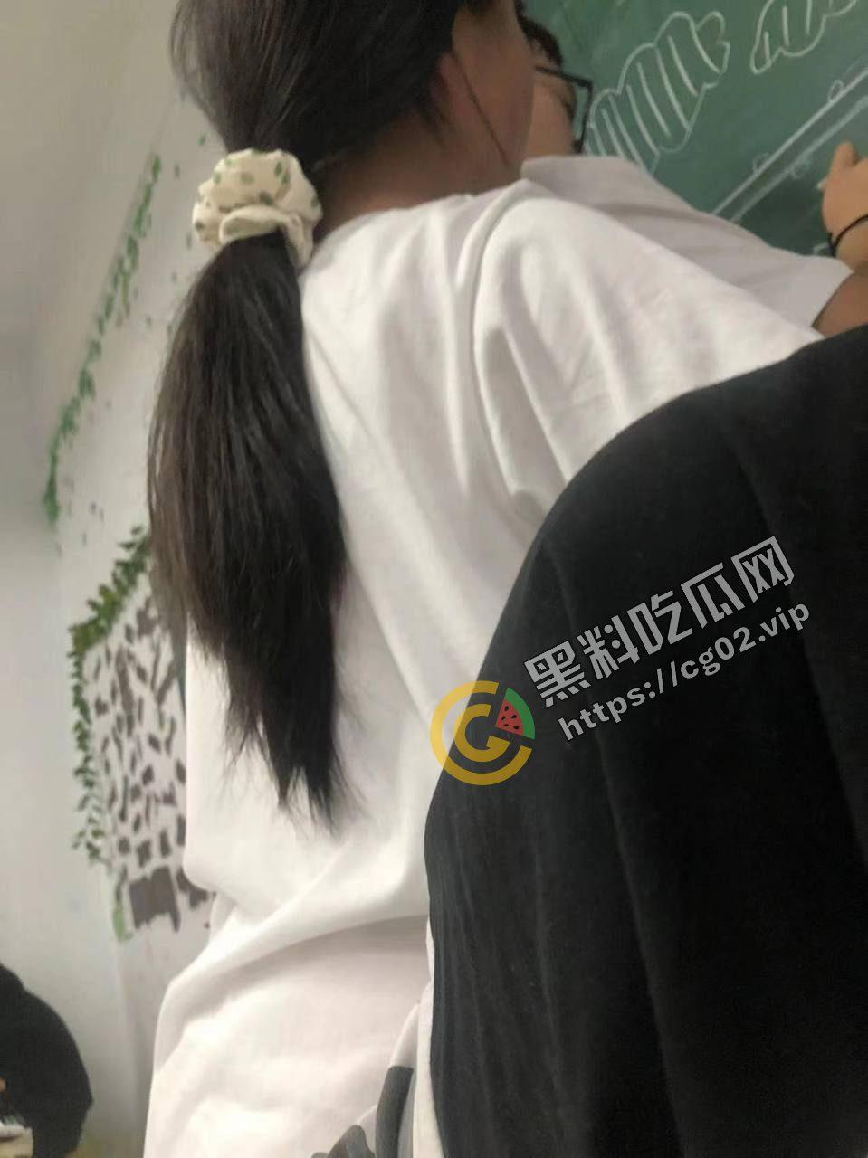 狗男女！教室当着这么多人竟然干起来了？！-7