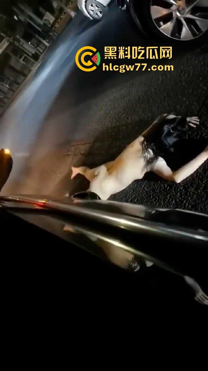 小情侣街上吵架女子一言不合便脱衣服裸奔，裸体躺在马路中间装死，这样爱裸奔的毛病都是谁惯的！-8