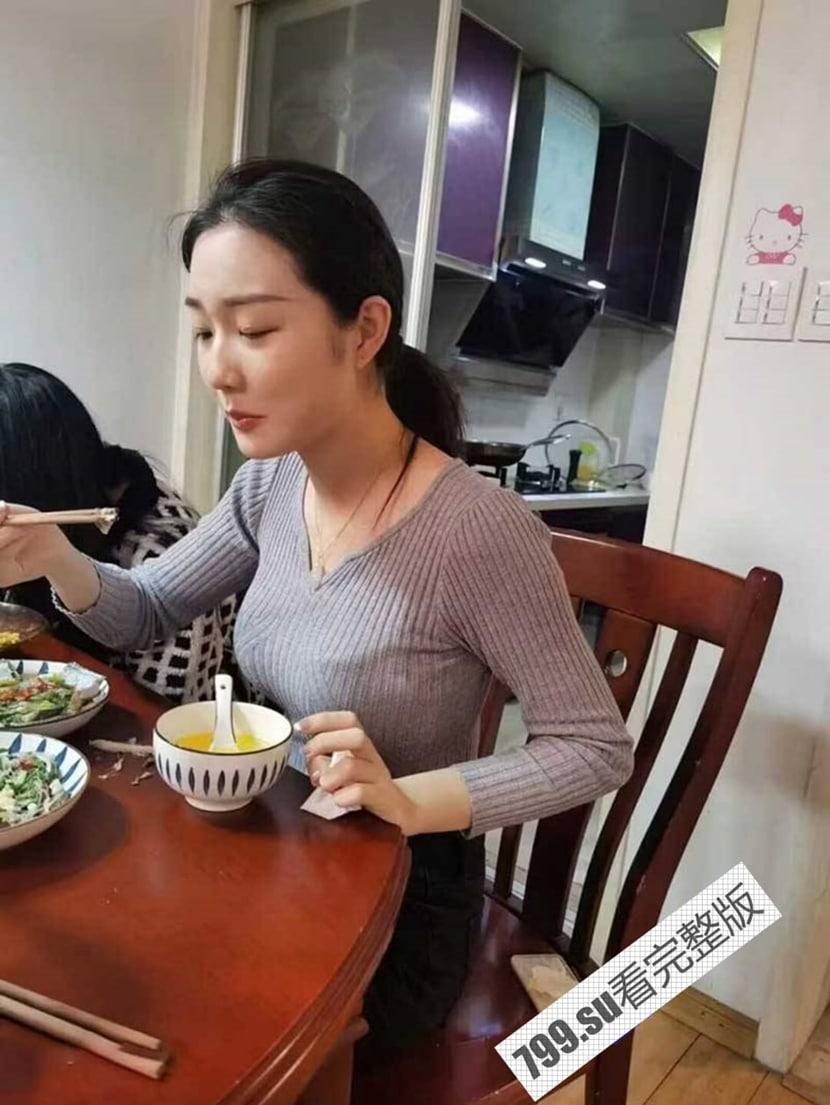 【精品泄密】烟台王亚楠与男友图影泄密 胸口满是草莓 深喉吃鸡被塞满-1