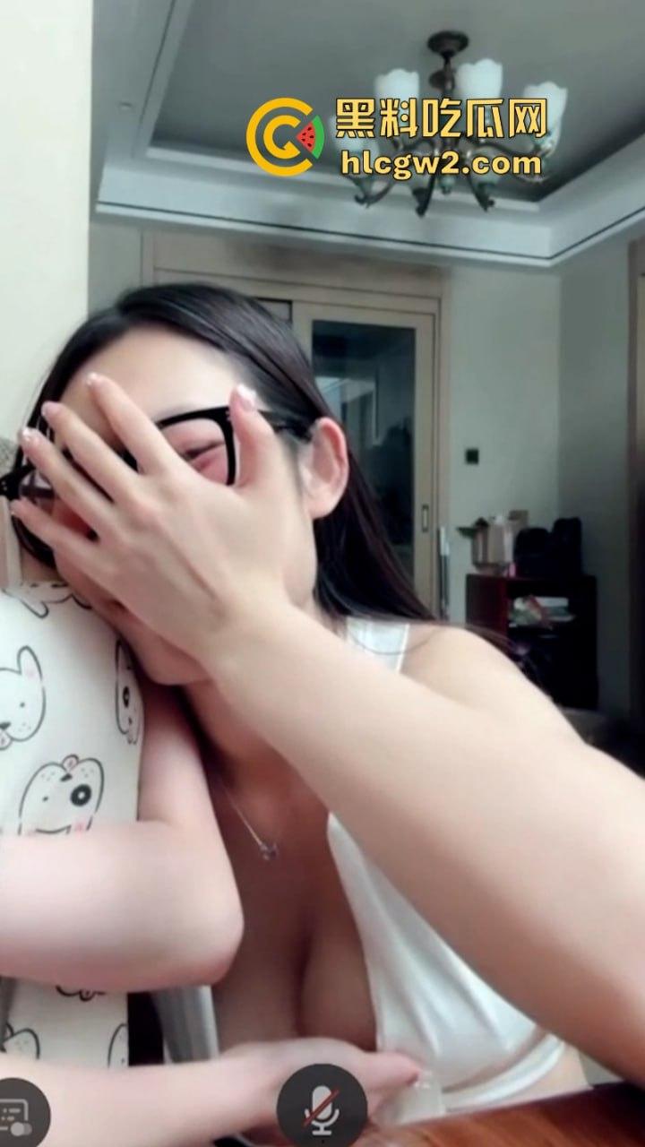 抖音网红【欧盖茨】汹涌大奶成赚钱利器 自拍诱惑小视频勾引色男 会议私播独家流出-8