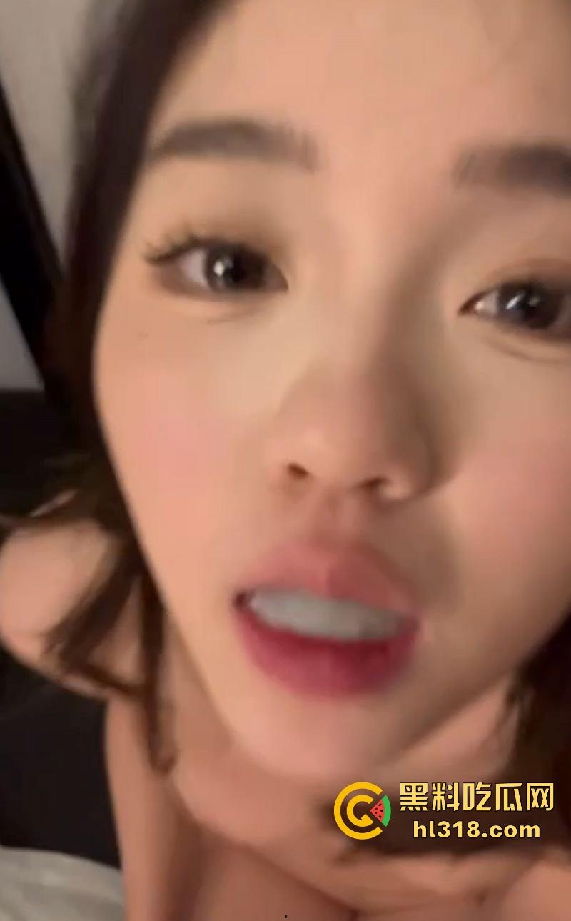 酒吧搭讪的可爱大胸妹没想到竟然如此反差，镜前主动口交吞精，射后含精挑逗镜头，恨不得再来一发！-5