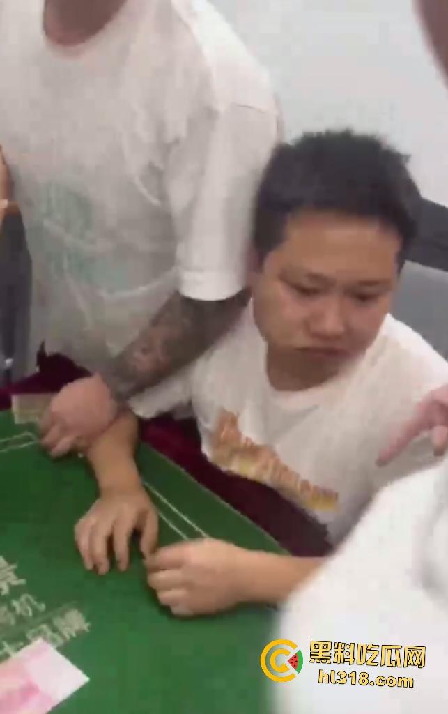 赌桌惊两男子出千被抓，隐形眼镜透视牌面暴露，兄弟被揍成猪头，屎都快打出来了！-1