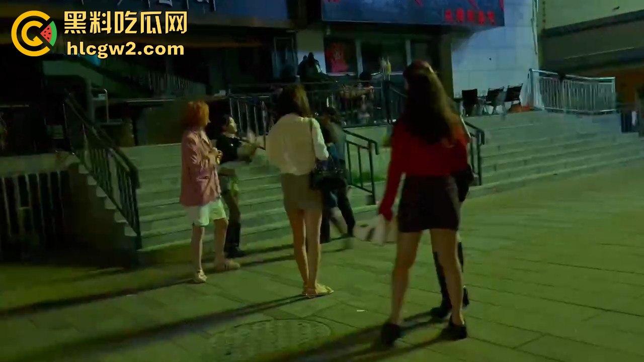 精神小妹怒怼TS小姐姐 黑丝猛女爆发干架场面失控！保安连拉都拉不住，绝对劲爆现场！-1