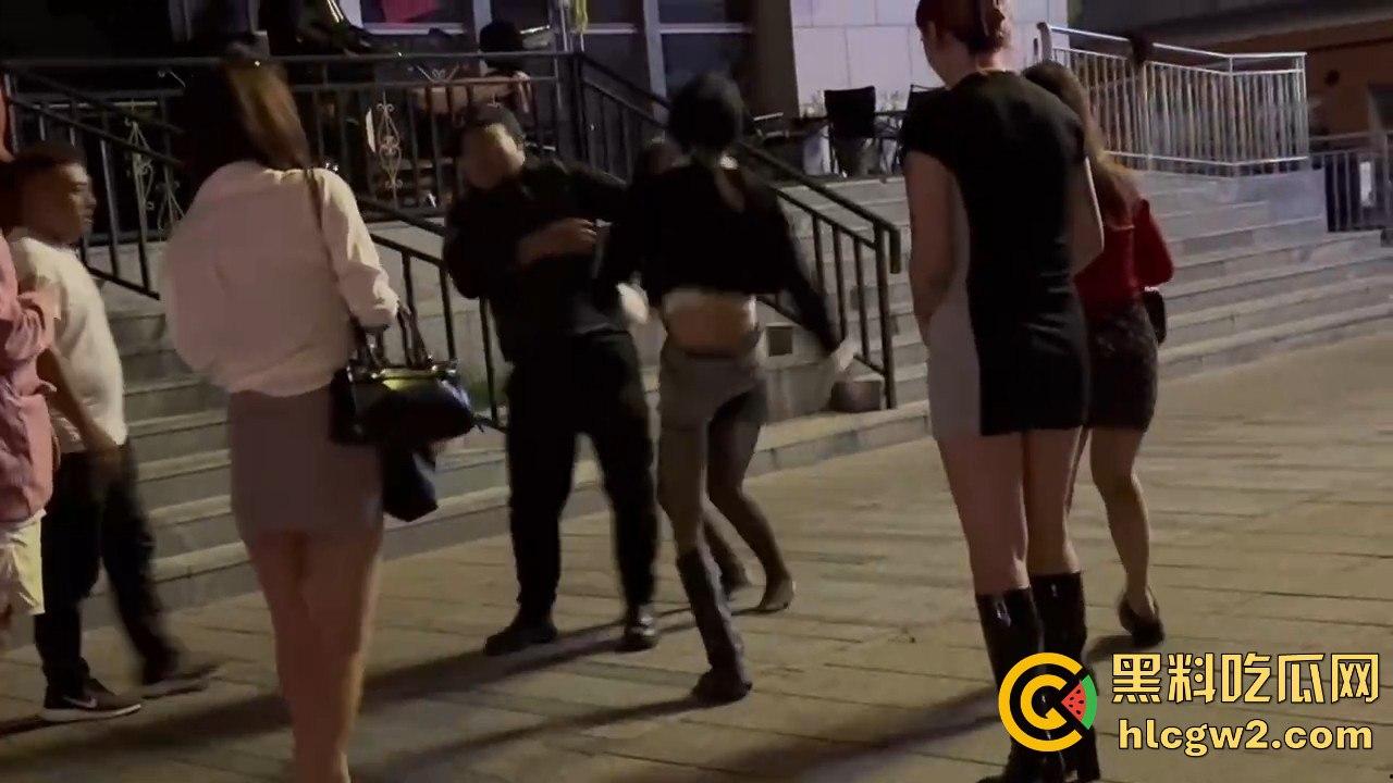 精神小妹怒怼TS小姐姐 黑丝猛女爆发干架场面失控！保安连拉都拉不住，绝对劲爆现场！-9