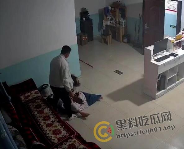 家暴杀妻现场！厨房拿刀照着脖子砍  这是被绿到什么程度才能下手这么狠 血腥慎入-3