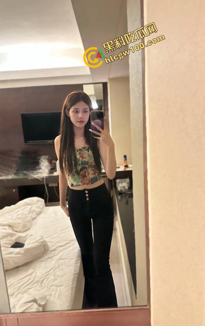 广西桂林贱逼母狗骚货【李欣妍】偷情土豪大哥聊骚拍逼！深喉口爱沙发女上骑乘鸡巴超淫荡！原创独家流出！-8