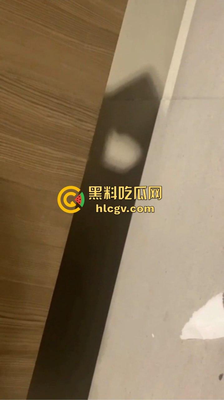 广州白云机场卫生间惊见哥们导管！上飞机前来一发图个睡得香？影子拍了40秒，这哥们结束直接收场！-5