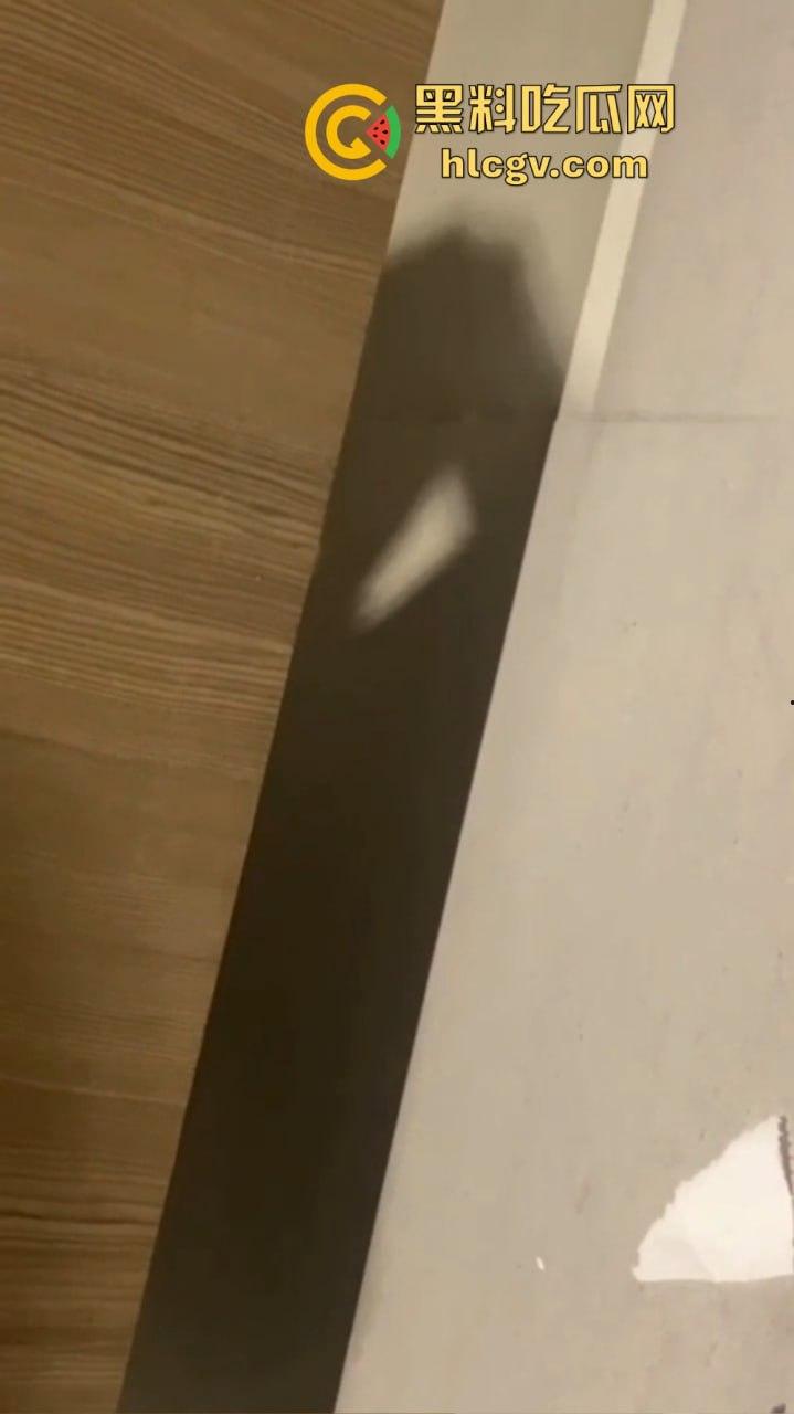 广州白云机场卫生间惊见哥们导管！上飞机前来一发图个睡得香？影子拍了40秒，这哥们结束直接收场！-8