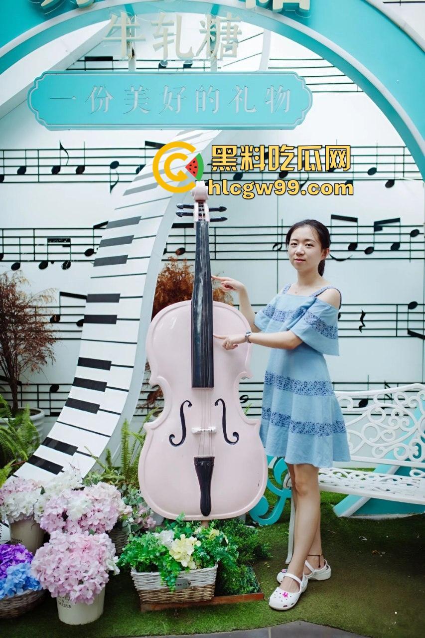 安大刚毕业骚女『周妙妙』剃逼毛当白虎被男友狂舔逼还打王者，这边舔着那边玩着！-3