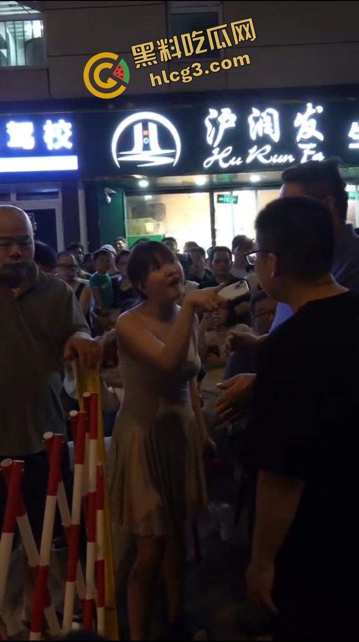 金句 “我长这么好看 我不想排队” 上海小仙女插队骂街男子 杀猪一样的狗叫 哭着要求道歉 逆天炸裂！-3