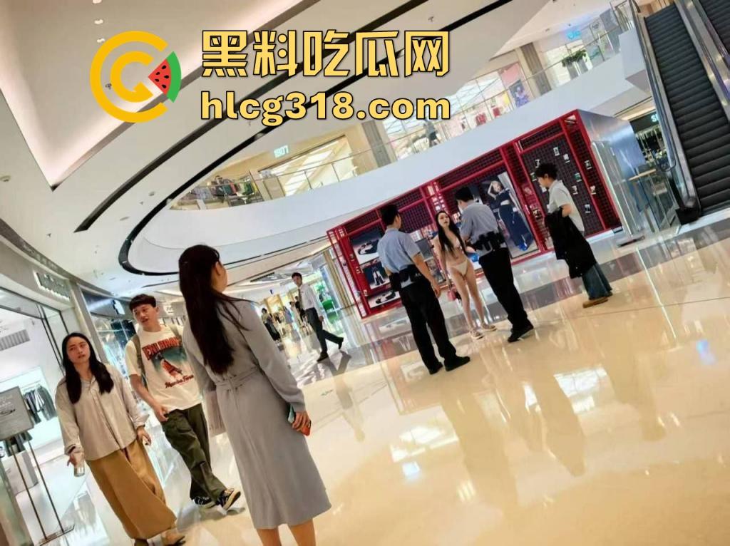 成都万象城丁字裤小仙女又杀回来了！主人最新任务 雨中撑伞漫步大秀长腿 还是熟悉的丁字裤战袍！-1