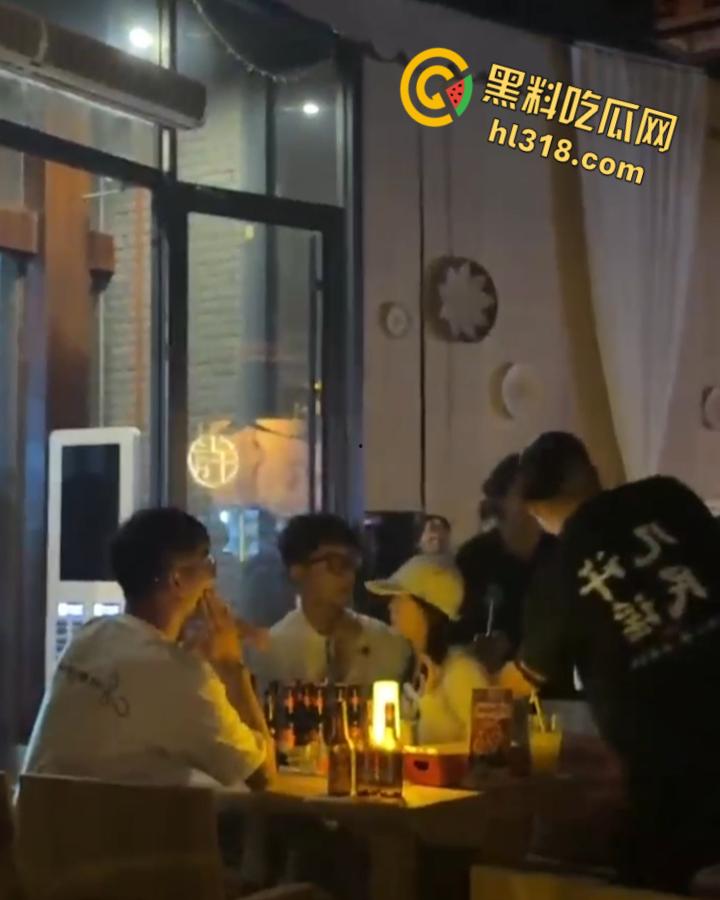 洛阳民谣酒馆上演全武行,精神小伙醉酒挑事,两方男女混战,店员拦都拦不住,场面堪比武林大会!-4