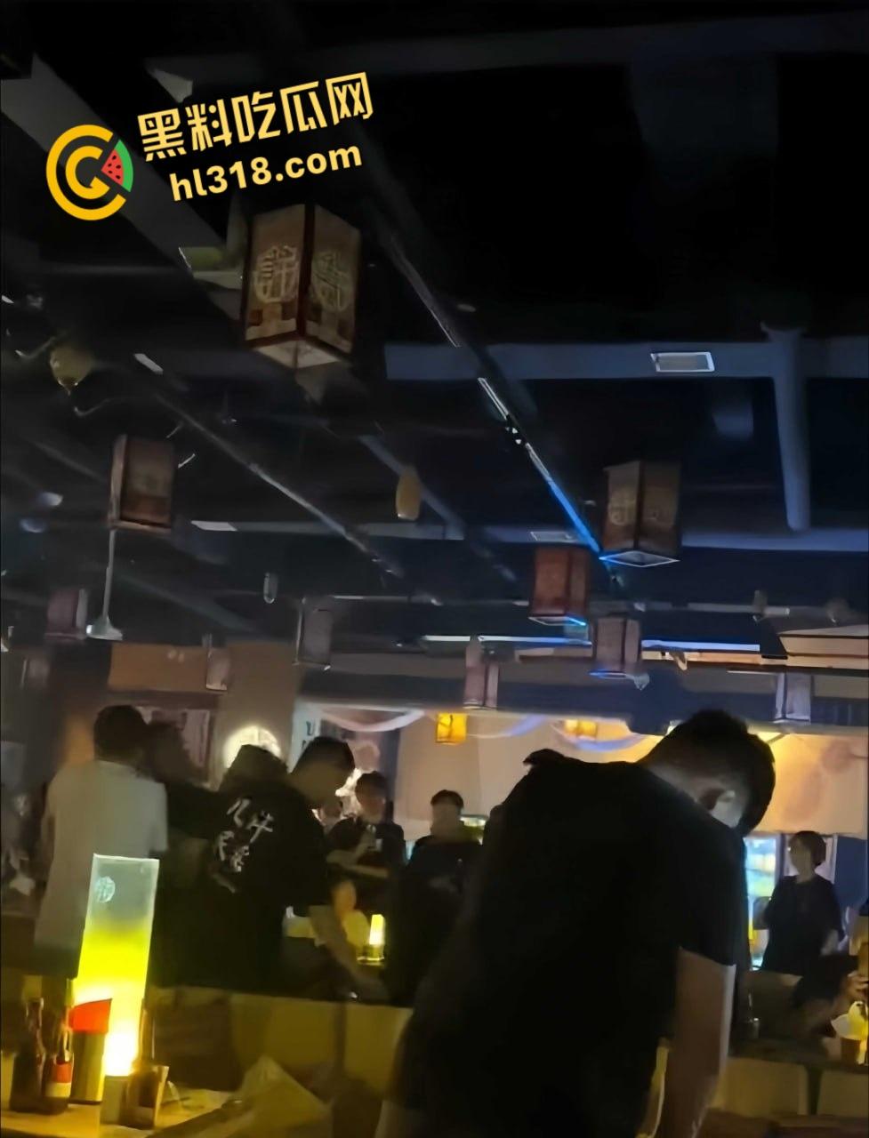 洛阳民谣酒馆上演全武行,精神小伙醉酒挑事,两方男女混战,店员拦都拦不住,场面堪比武林大会!-7