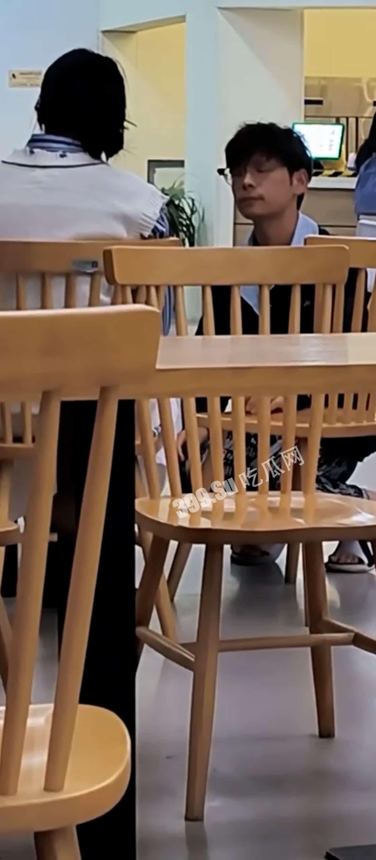 某校海王翻车  #渣男 跪地求饶自扇耳光 全校围观下 女生起身狂抽渣男嘴巴子-1