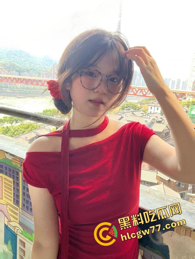 武汉文理学院【吴婧妍】外表清纯的眼镜妹 沦为金主爸爸的性爱玩物 主动发裸照勾引求操 十分的反差！-6