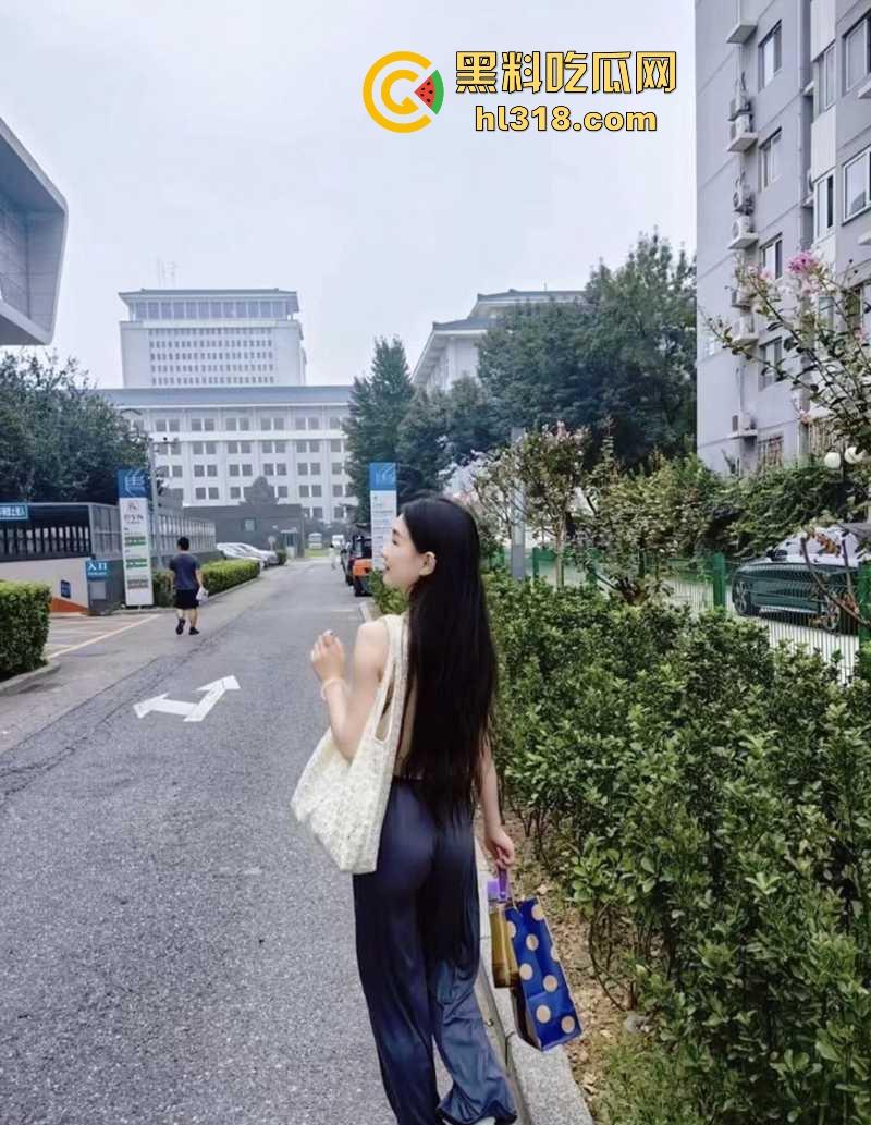 湖南公务员【秦晓酥】不雅视频流出，清纯贤妻良母被领导当狗玩弄，白翘蜜桃臀被无套后入骚气冲天！-4