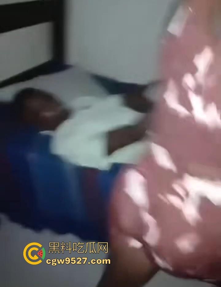 黑人妹子捉奸现场!手持大皮鞭猛抽奸夫淫妇,奸夫赶紧起床求饶,小三趁乱逃出!-2