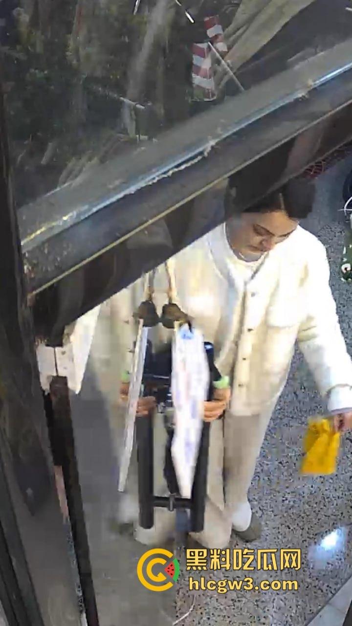 福建泉州已婚男经不住骚逼老皮条诱惑出轨劈腿 事后遭威胁帮其还钱直接崩溃 小三真实长相曝光：哥们你是真饿了啊？-4