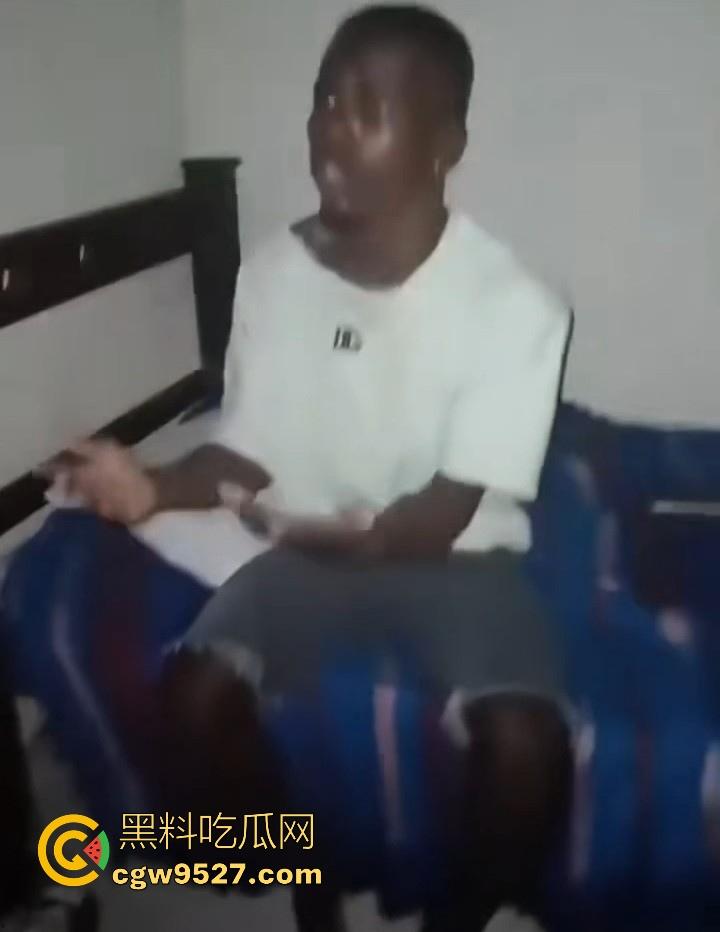 黑人妹子捉奸现场!手持大皮鞭猛抽奸夫淫妇,奸夫赶紧起床求饶,小三趁乱逃出!-6