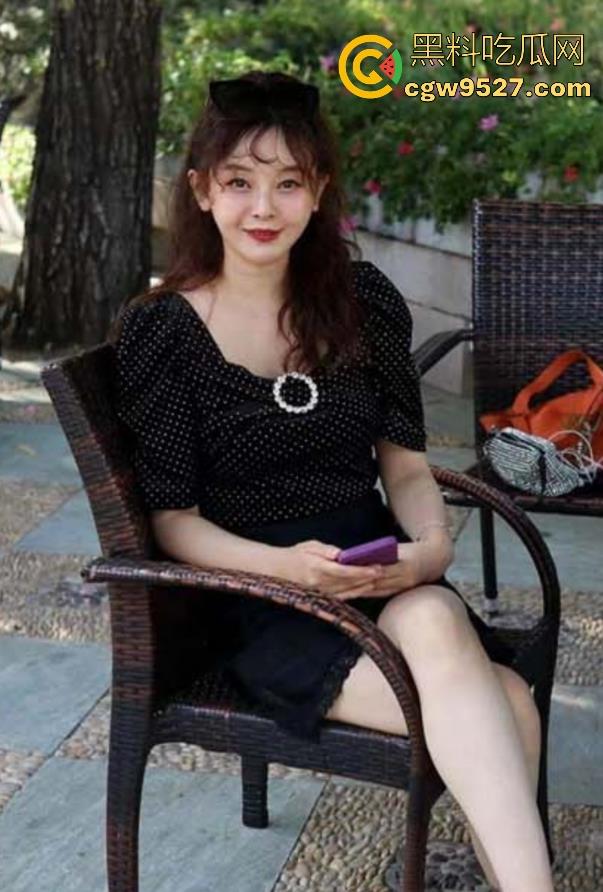 约炮巨反差丰满熟女李老师，背着她老公出来让我插，无套猛打桩，多次潮喷狠狠的喂饱这人妻母狗！-1