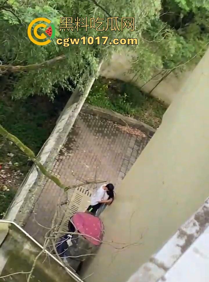 湖南师范大学宿舍角落小情侣偷情，我扣你的逼 你撸我的鸡，激情四射啊！熟悉的角落，熟悉的人，熟悉的动作！-3