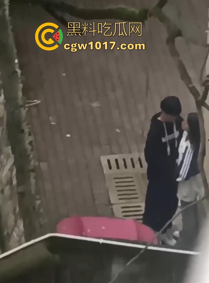 湖南师范大学宿舍角落小情侣偷情，我扣你的逼 你撸我的鸡，激情四射啊！熟悉的角落，熟悉的人，熟悉的动作！-5