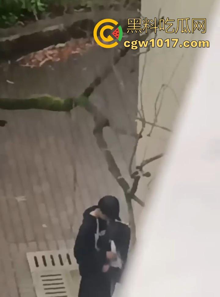 湖南师范大学宿舍角落小情侣偷情，我扣你的逼 你撸我的鸡，激情四射啊！熟悉的角落，熟悉的人，熟悉的动作！-7