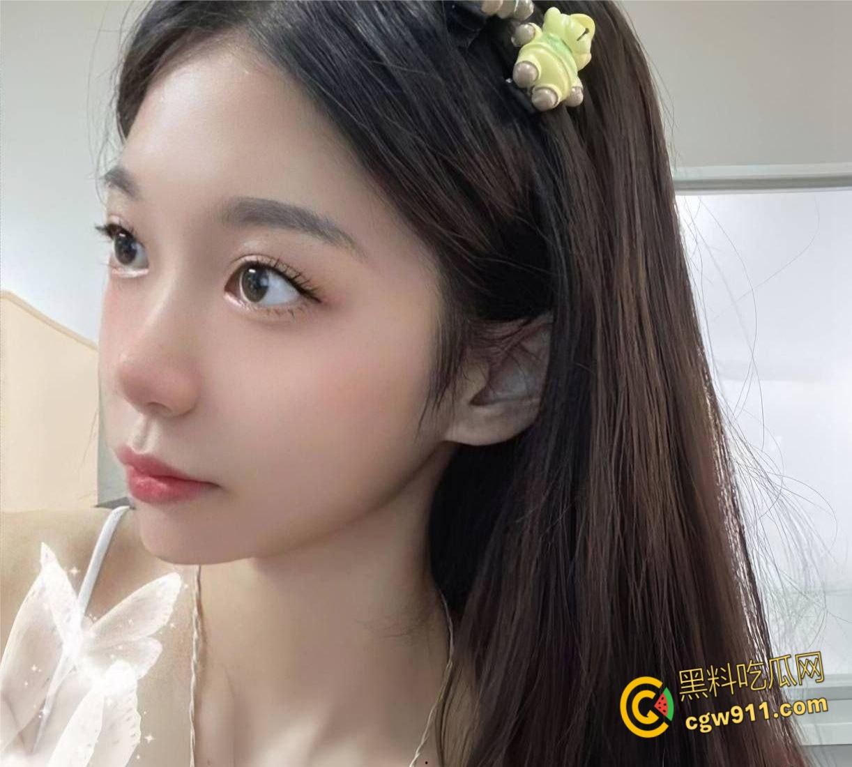 白虎黑丝女友露脸泄密，半透蕾丝勾勒性感翘臀，在床上四肢大开被猛烈爆操， 清纯女友不过也是骚母狗一个！-2